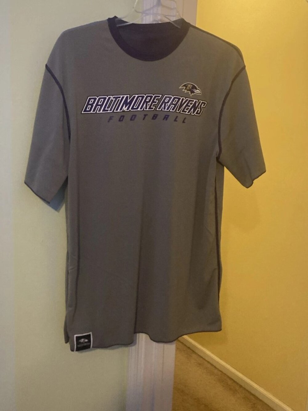 Men’s Large NFL Baltimore Ravens Reverseable T Shirt
